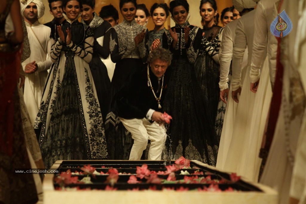 Celebs at AVIBW 2013 Grand Finale - 5 / 71 photos