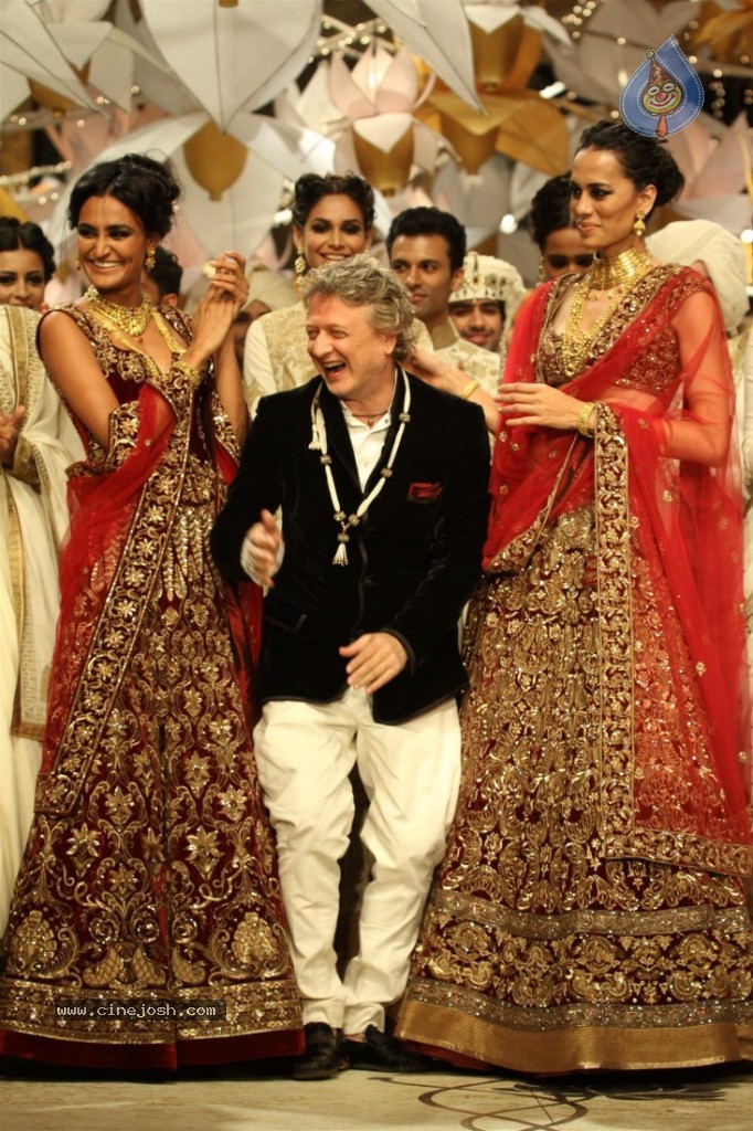 Celebs at AVIBW 2013 Grand Finale - 20 / 71 photos