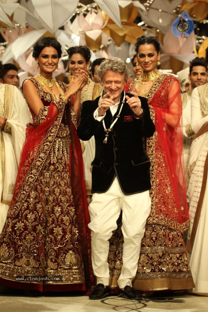 Celebs at AVIBW 2013 Grand Finale - 35 / 71 photos