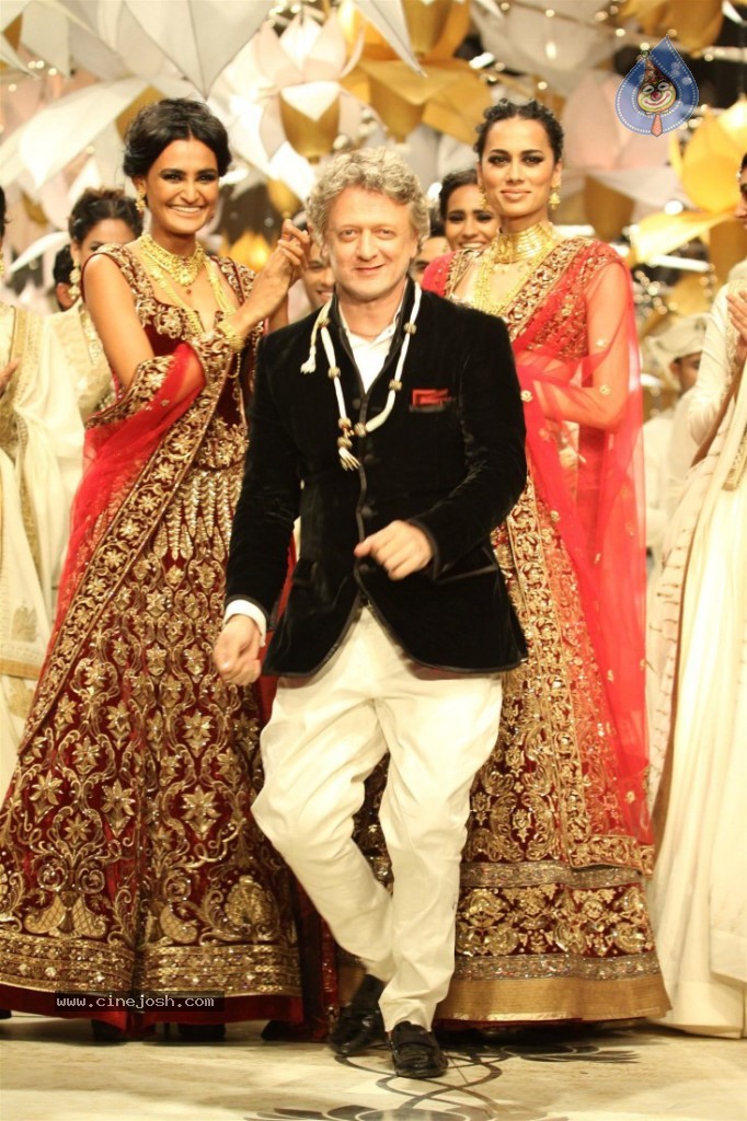 Celebs at AVIBW 2013 Grand Finale - 56 / 71 photos