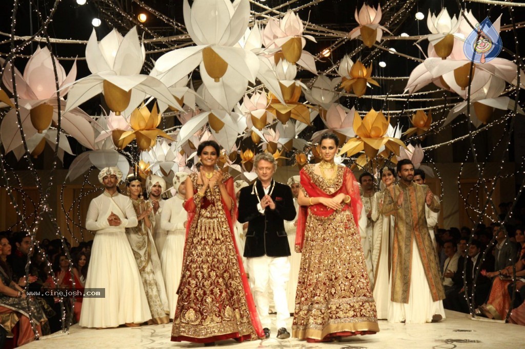 Celebs at AVIBW 2013 Grand Finale - 60 / 71 photos