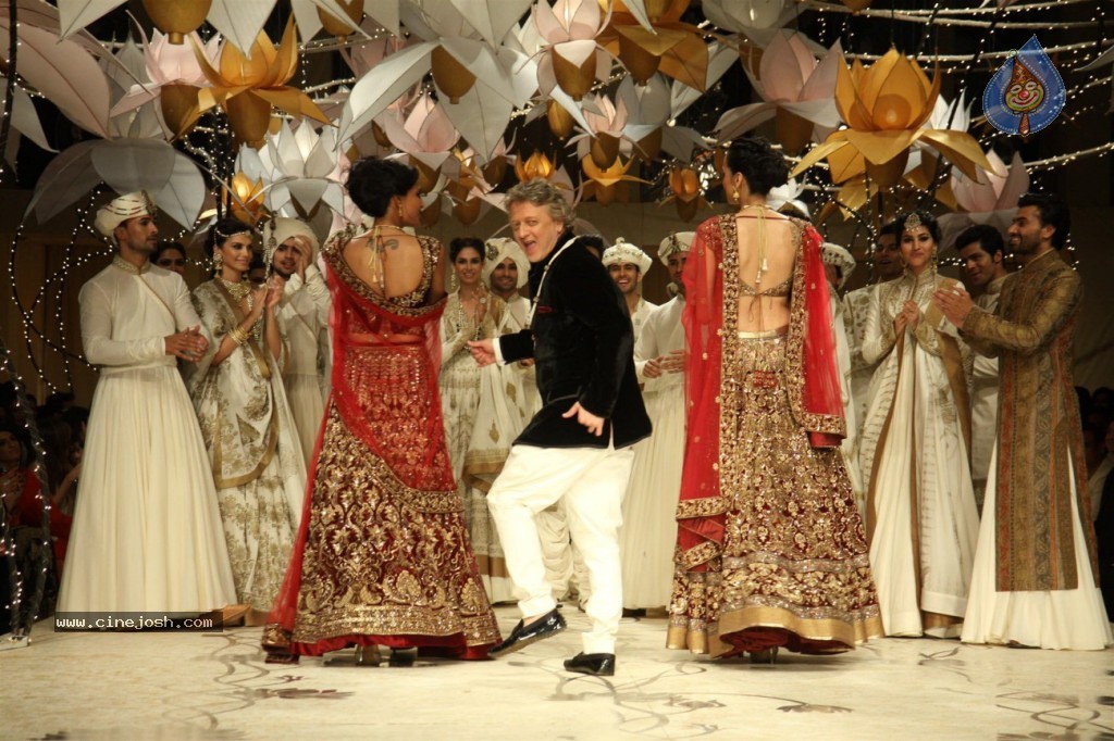 Celebs at AVIBW 2013 Grand Finale - 61 / 71 photos