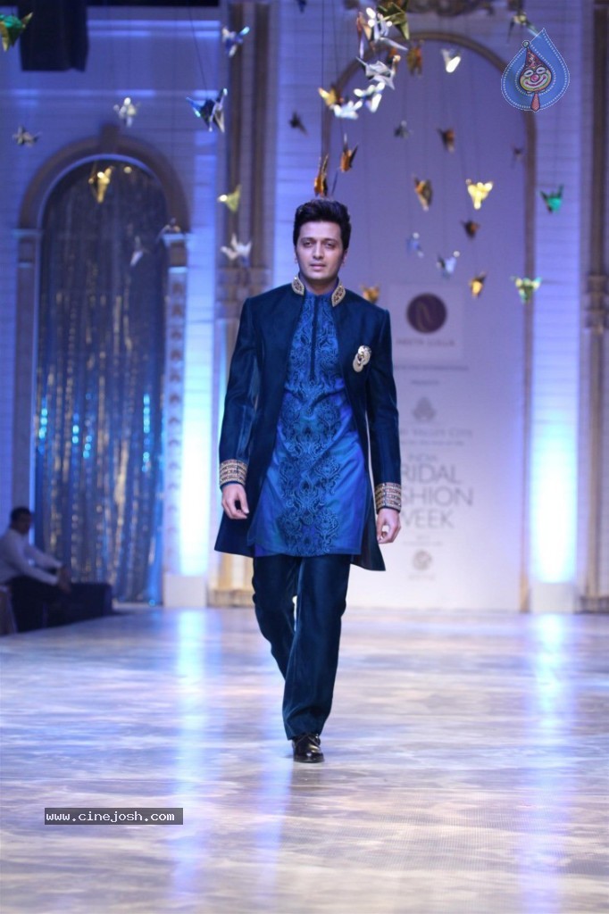 Celebs at AVIBW 2013 Grand Finale - 64 / 71 photos