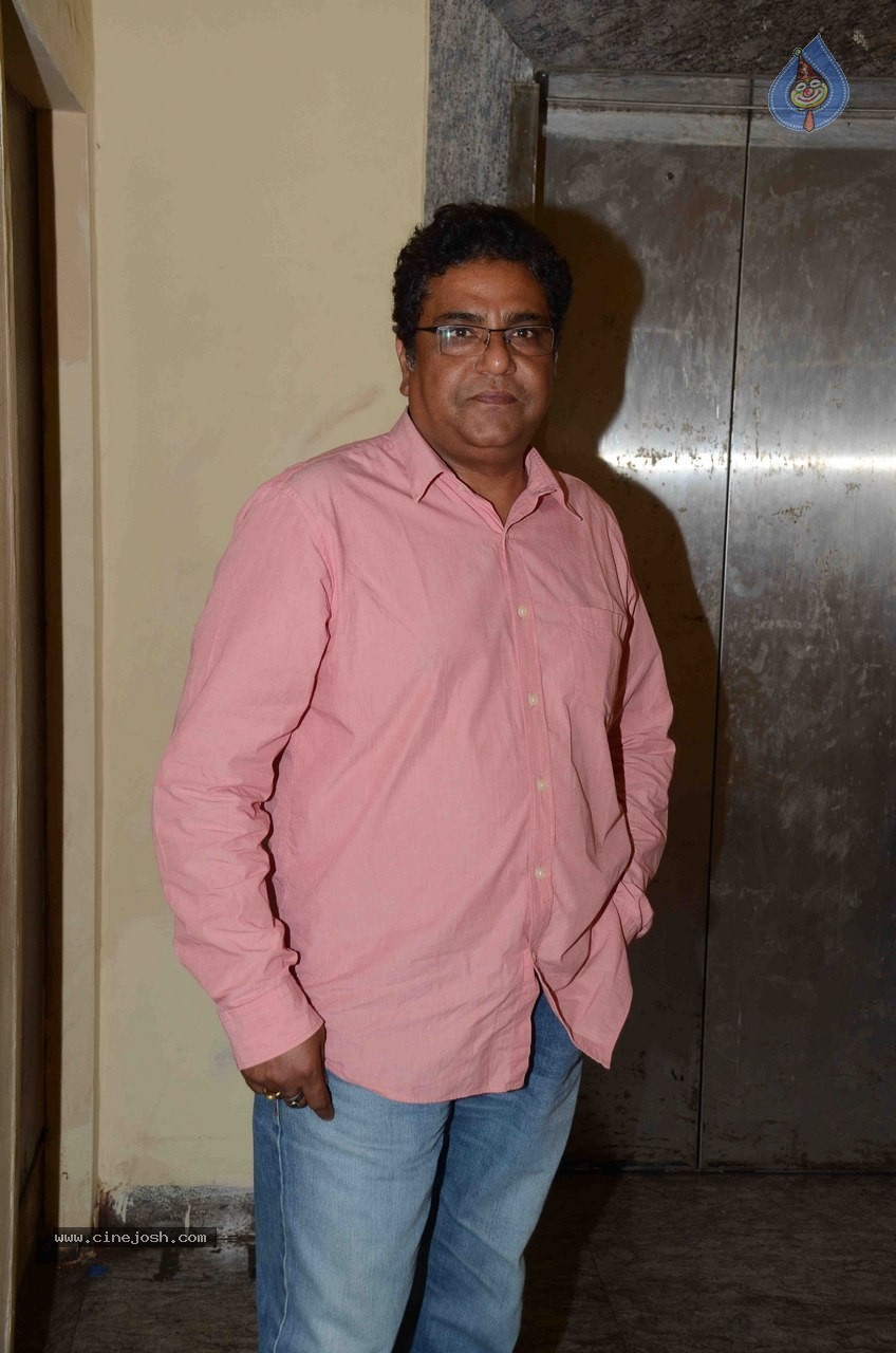 Celebs at Badlapur Special Show - 34 / 79 photos