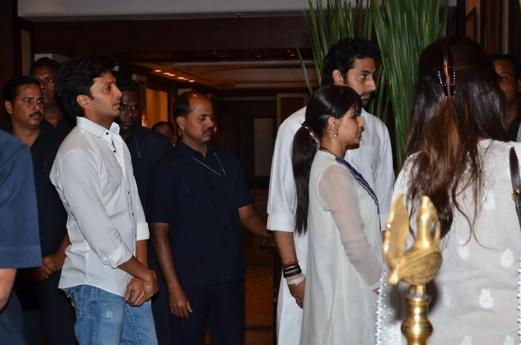 Bolly Celebs at Bobby Chawla Condolence Meet - 21 / 185 photos