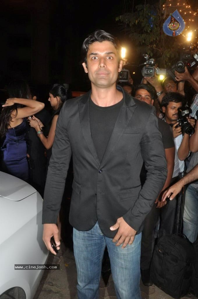 Celebs at Bunty Walia Wedding Reception - 64 / 85 photos