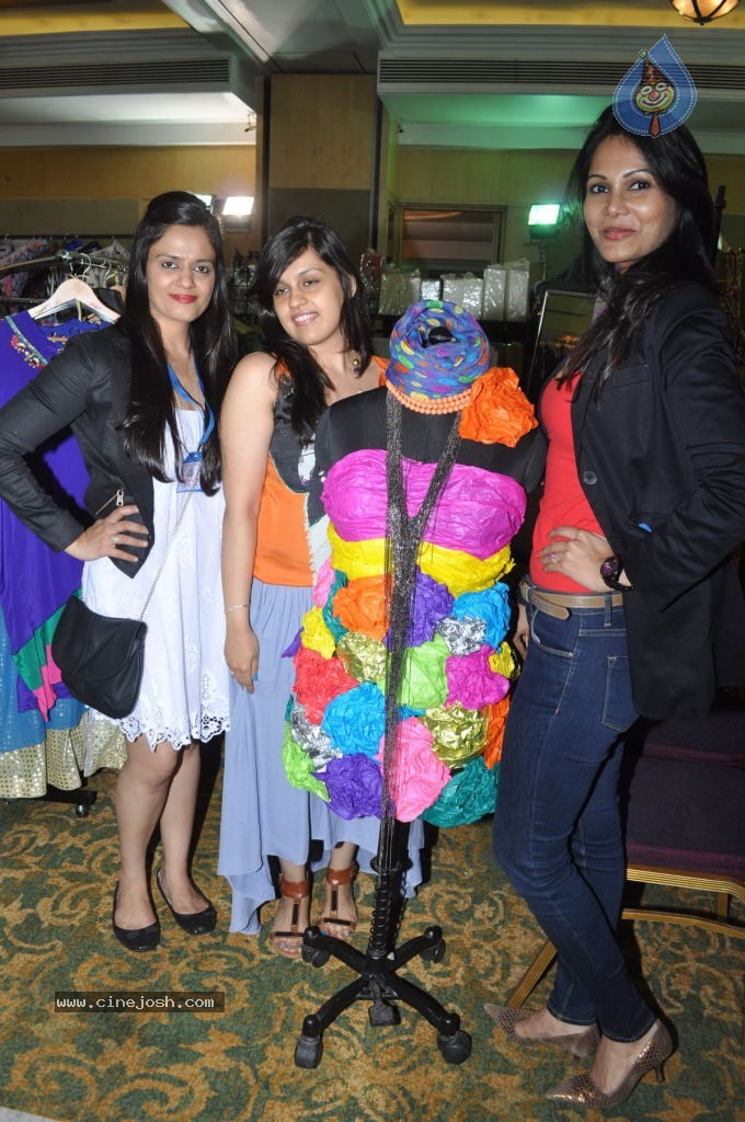 Celebs at Canvas Shopping Bazaar - 18 / 36 photos