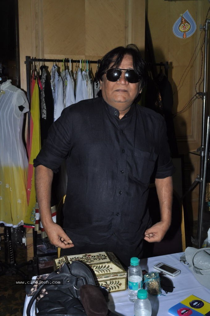 Celebs at Canvas Shopping Bazaar - 28 / 36 photos