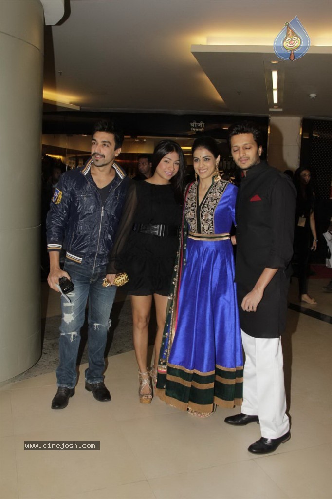 Celebs at Dabangg 2 Premiere Show - 16 / 82 photos