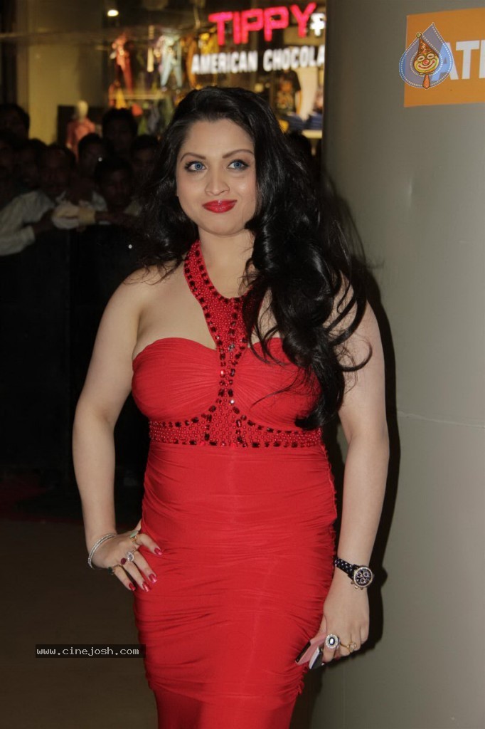 Celebs at Dabangg 2 Premiere Show - 44 / 82 photos