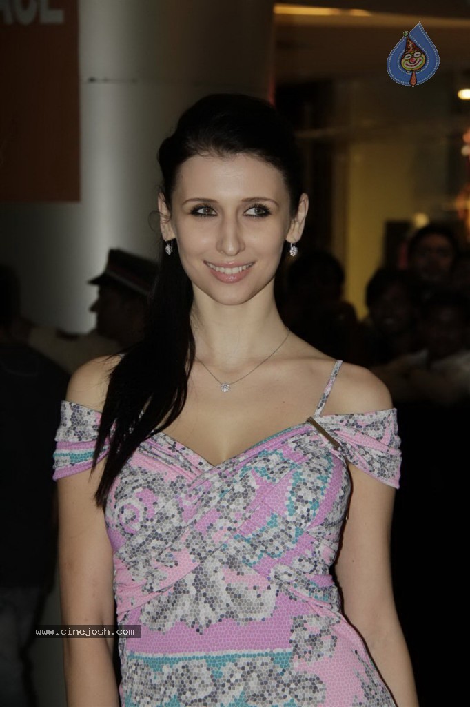 Celebs at Dabangg 2 Premiere Show - 79 / 82 photos