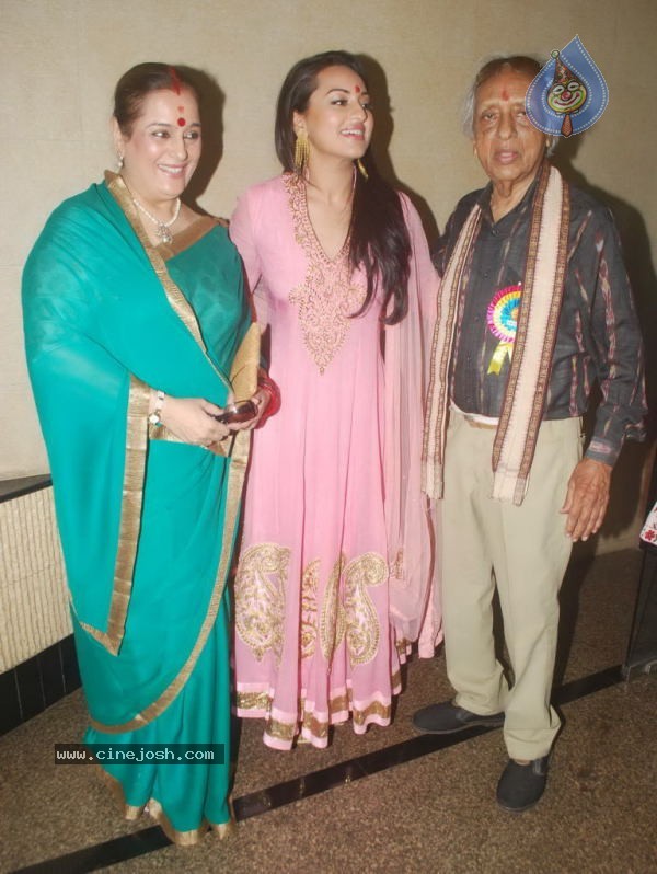 Celebs at Dadasaheb Phalke Academy Awards - 32 / 126 photos