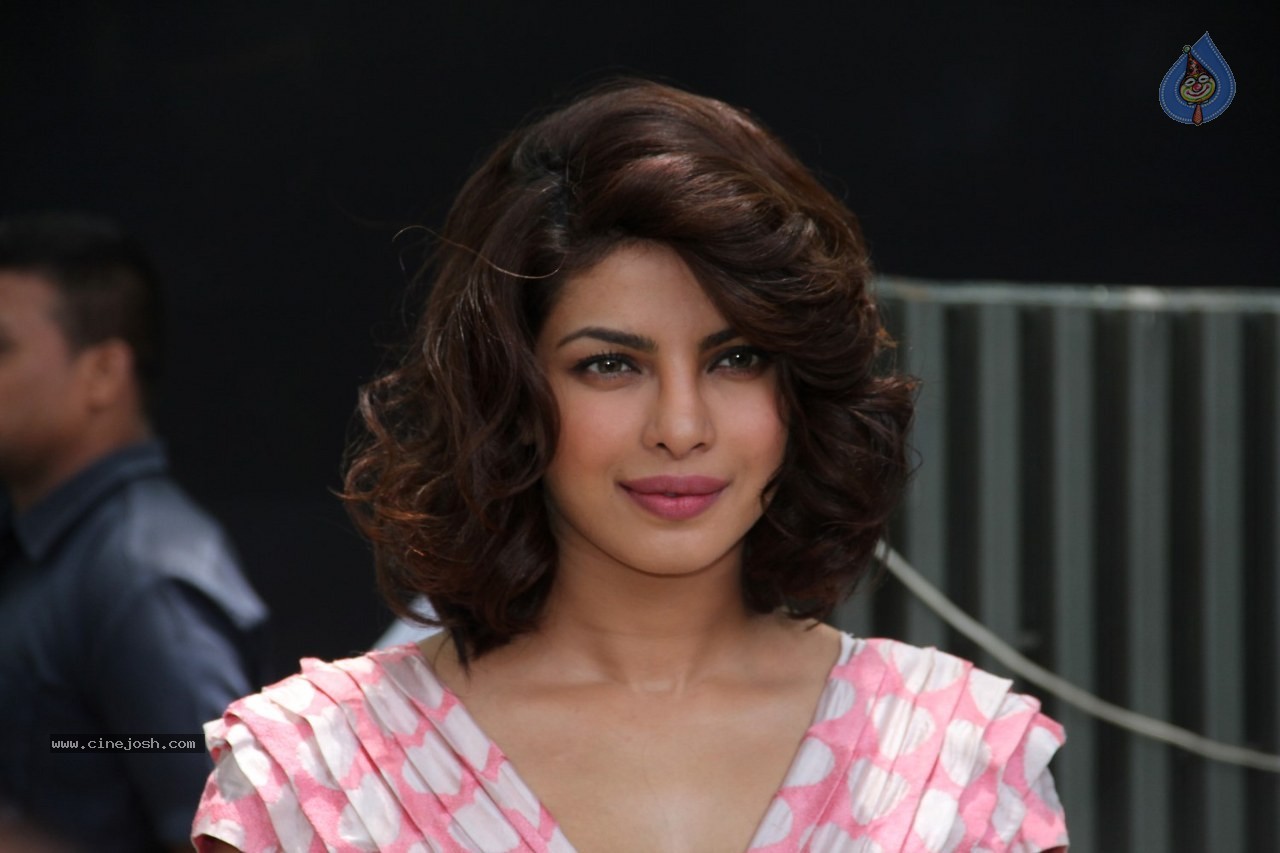 Celebs at Dil Dhadakne Do Film Music Launch - 120 / 160 photos