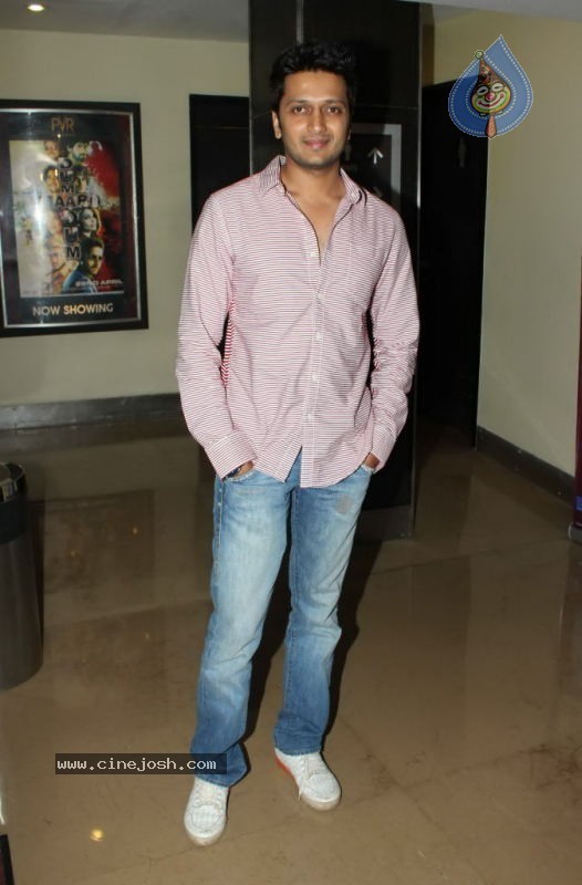 Celebs at Dum Maaro Dum Special Screening - 31 / 32 photos