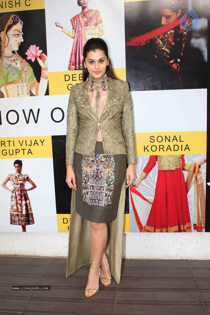 Celebs at DVAR Fashion Preview - 18 / 51 photos