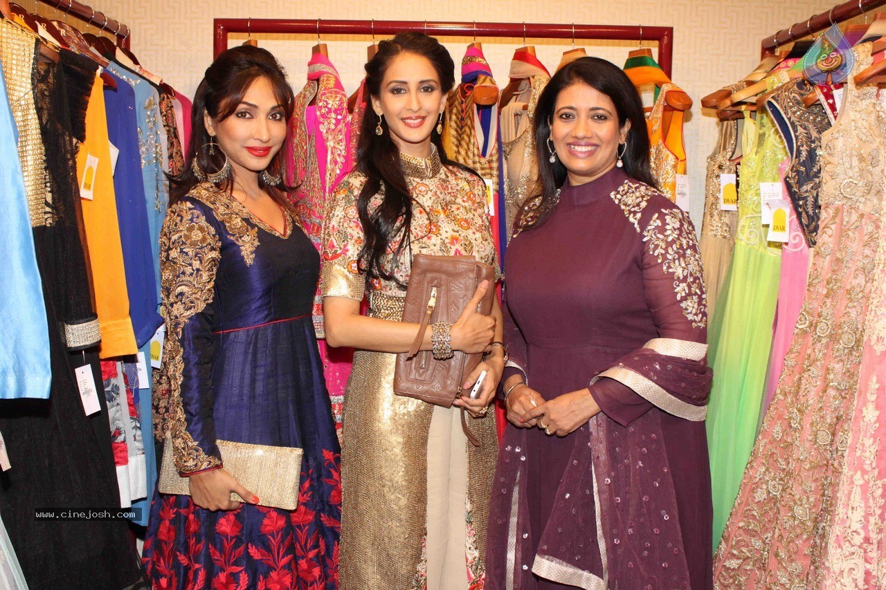 Celebs at DVAR Fashion Preview - 21 / 51 photos