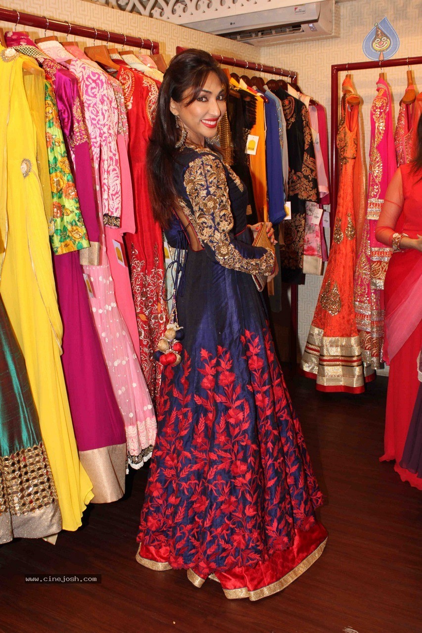 Celebs at DVAR Fashion Preview - 34 / 51 photos