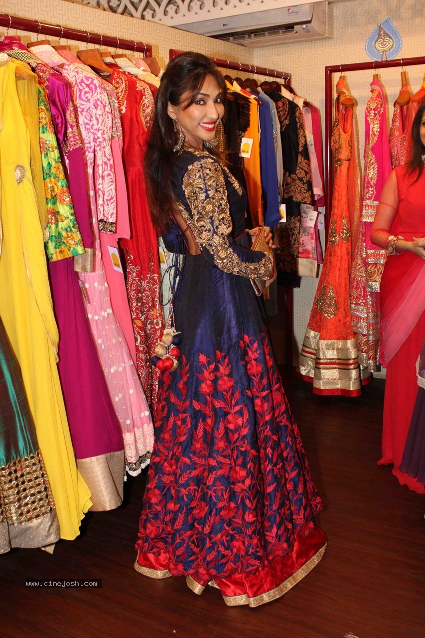 Celebs at DVAR Fashion Preview - 38 / 51 photos