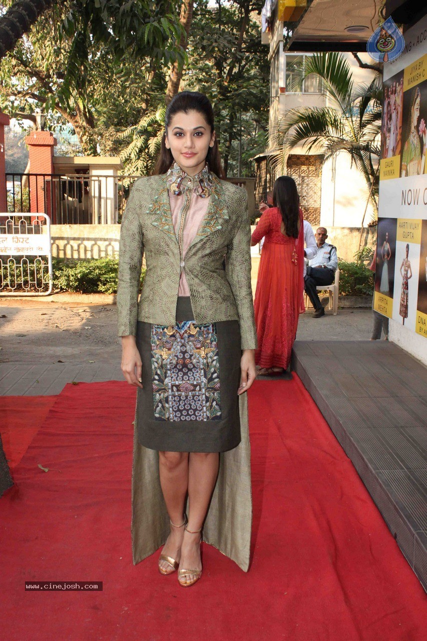 Celebs at DVAR Fashion Preview - 49 / 51 photos