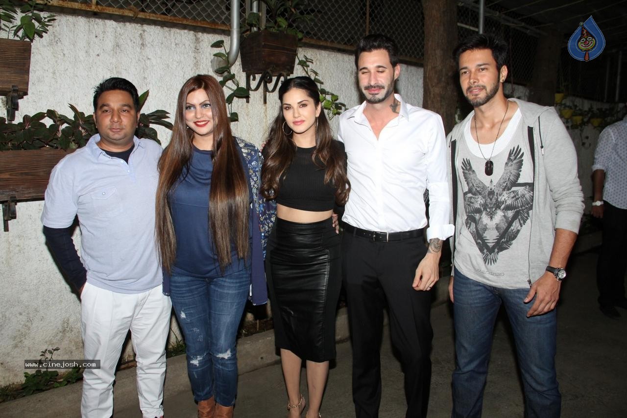 Celebs at Ek Paheli Leela Special Show - 25 / 44 photos