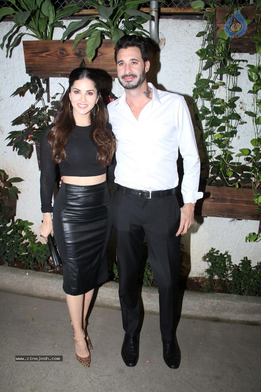 Celebs at Ek Paheli Leela Special Show - 37 / 44 photos