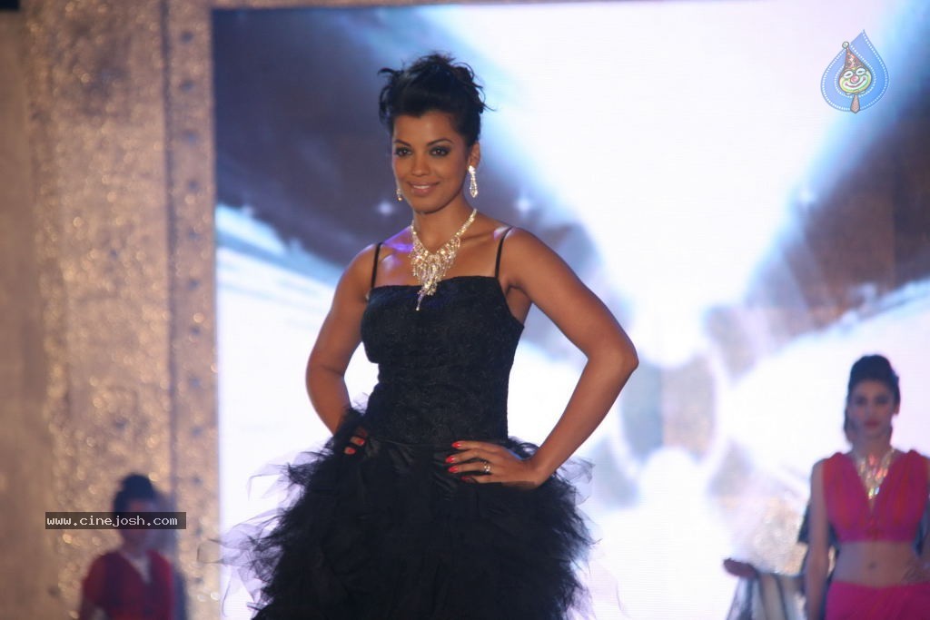 Hot Celebs at Gitanjali Bejeweled Fashion Show - 6 / 127 photos