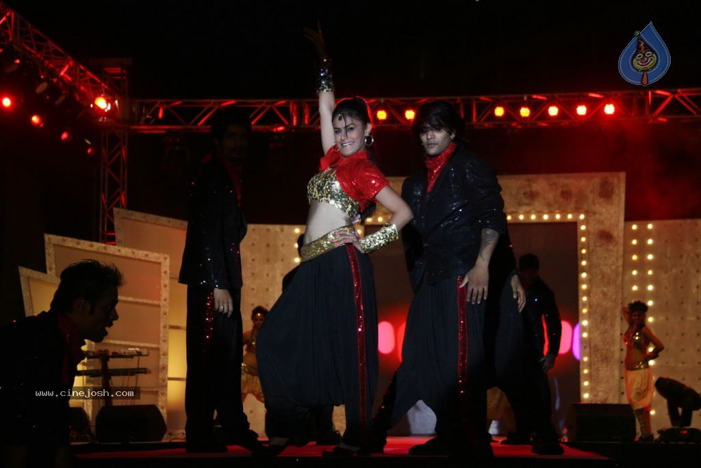 Hot Celebs at Gitanjali Bejeweled Fashion Show - 93 / 127 photos