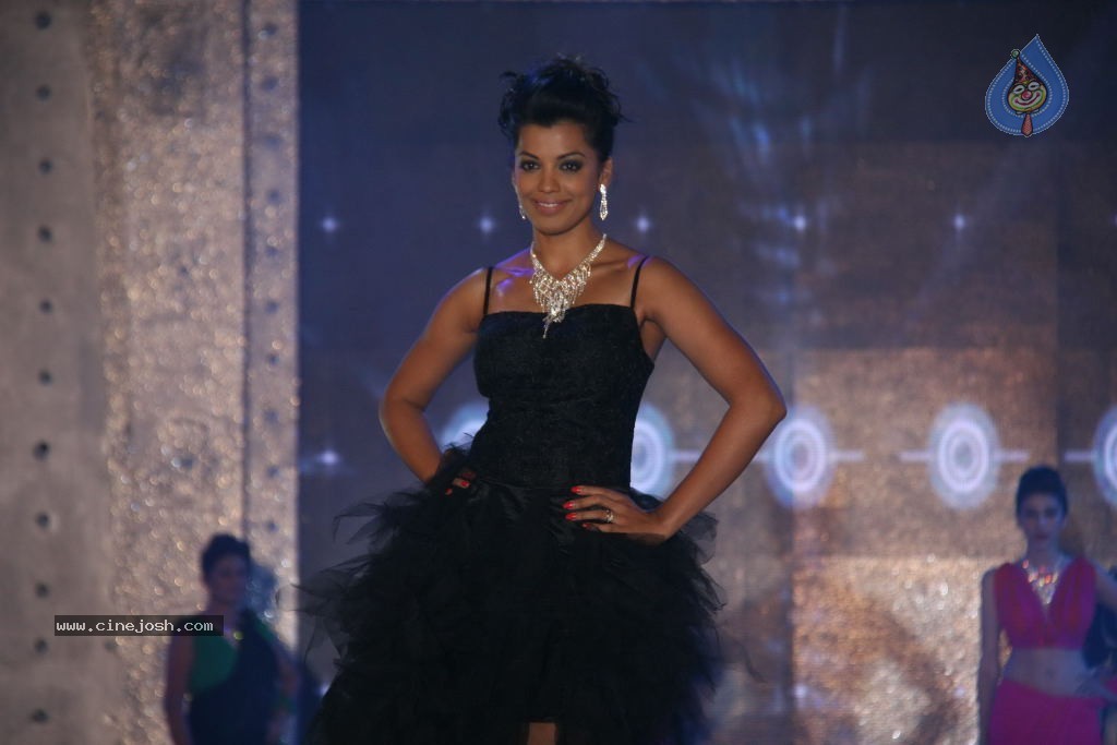 Hot Celebs at Gitanjali Bejeweled Fashion Show - 95 / 127 photos