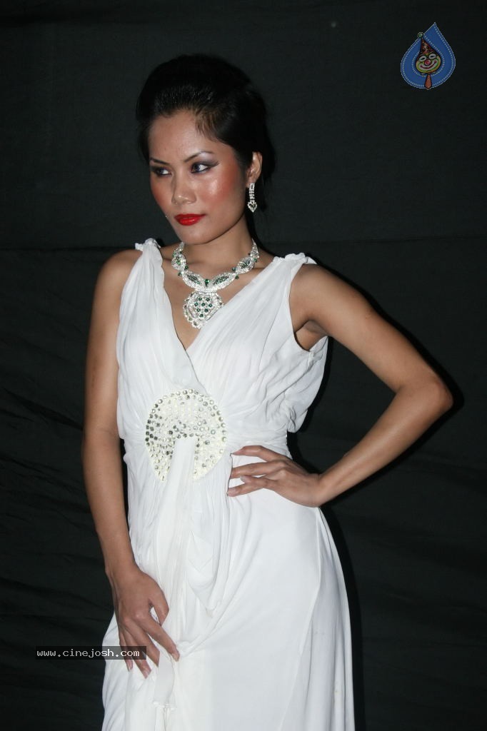 Hot Celebs at Gitanjali Bejeweled Fashion Show - 110 / 127 photos