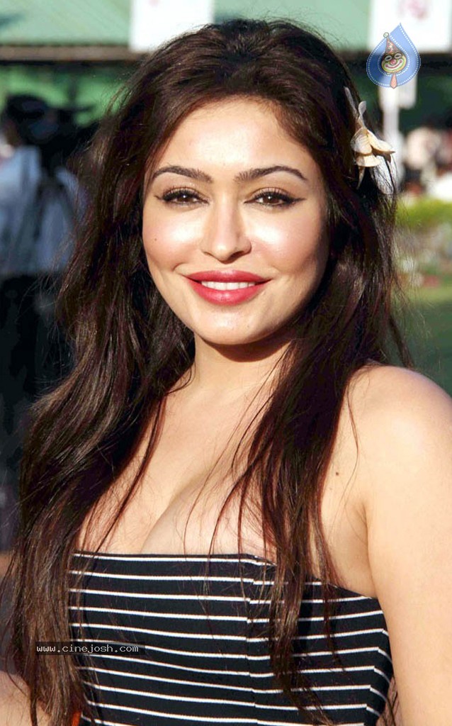 Celebs at Gitanjali Indian 1000 Guineas Race - 37 / 39 photos