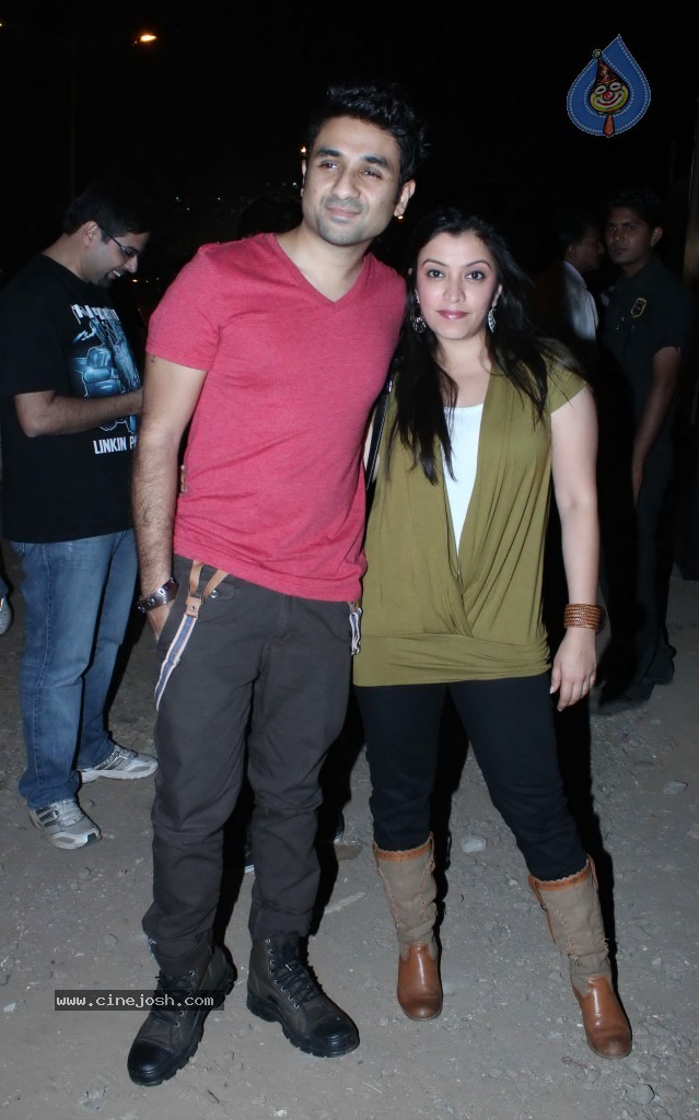 Celebs at Guns n Roses Concert - 6 / 34 photos