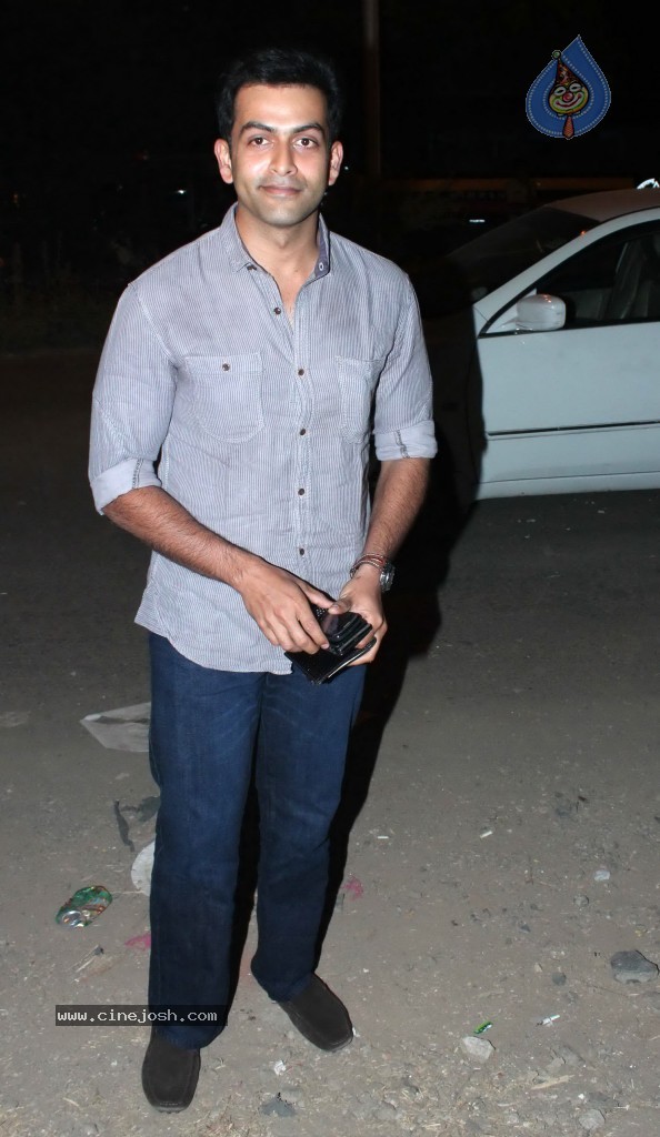 Celebs at Guns n Roses Concert - 9 / 34 photos