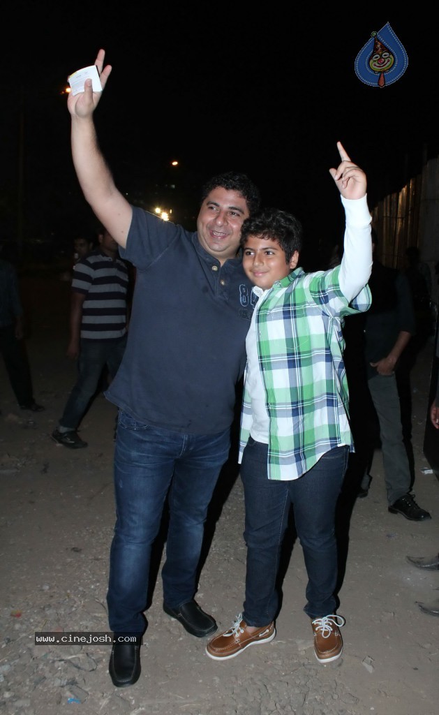 Celebs at Guns n Roses Concert - 13 / 34 photos