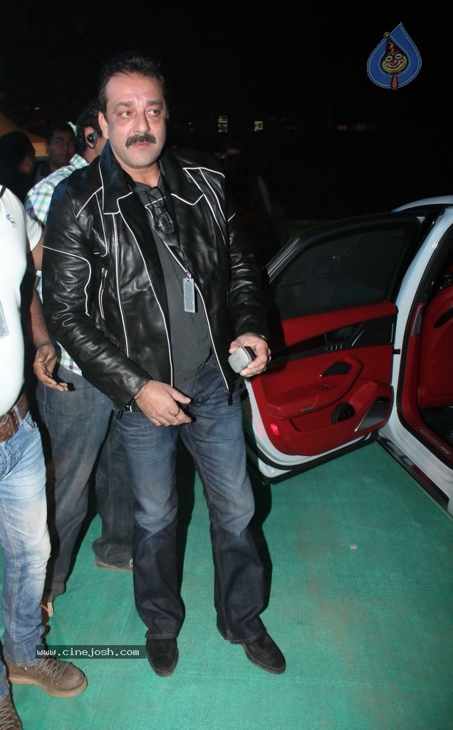 Celebs at Guns n Roses Concert - 17 / 34 photos