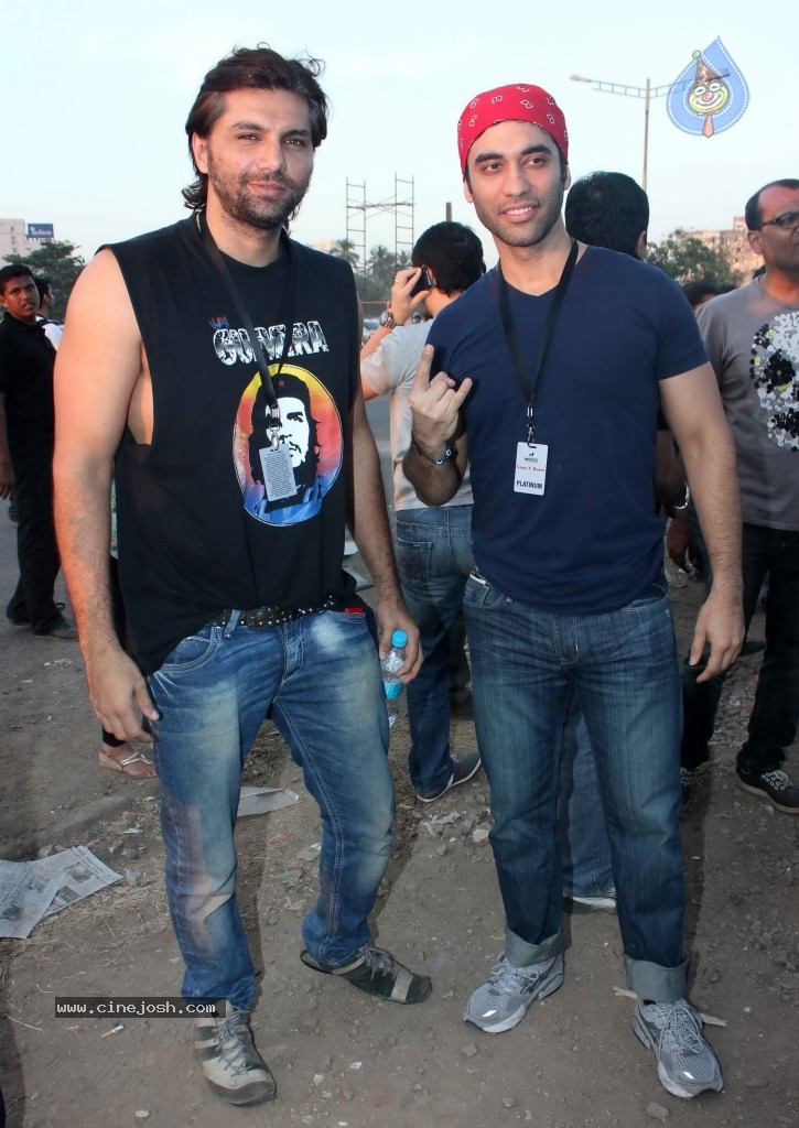Celebs at Guns n Roses Concert - 19 / 34 photos