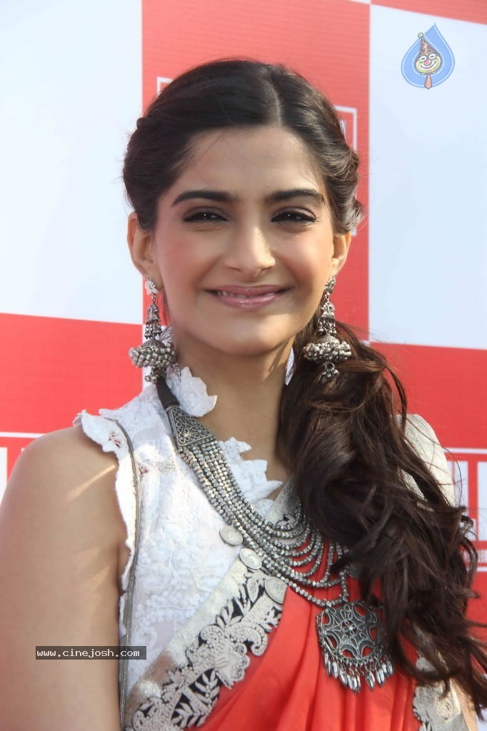 Celebs at Hello Magazine Racing Event - 47 / 122 photos