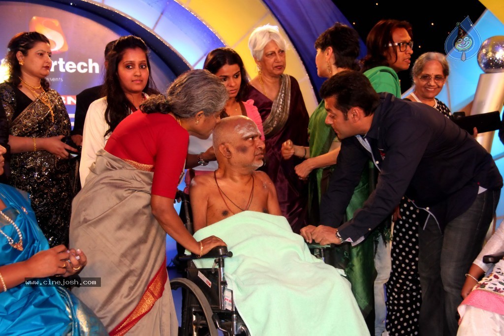 Celebs at IBN 7 Super Idols Awards - 6 / 52 photos