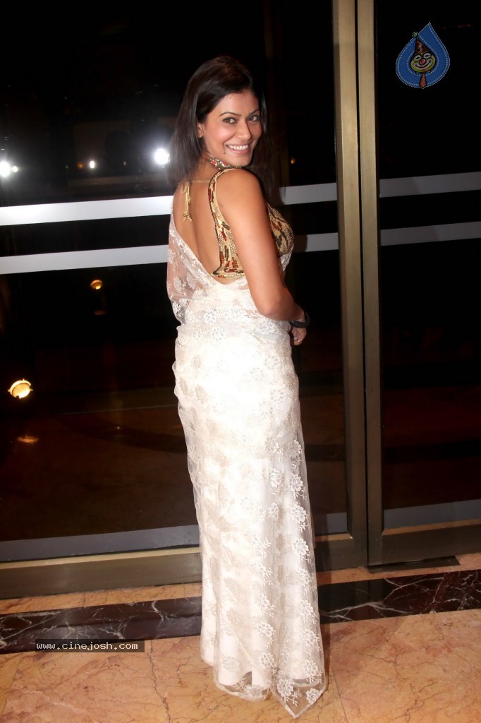 Celebs at IBN 7 Super Idols Awards - 15 / 52 photos