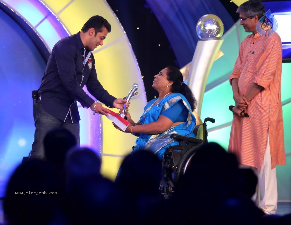 Celebs at IBN 7 Super Idols Awards - 18 / 52 photos