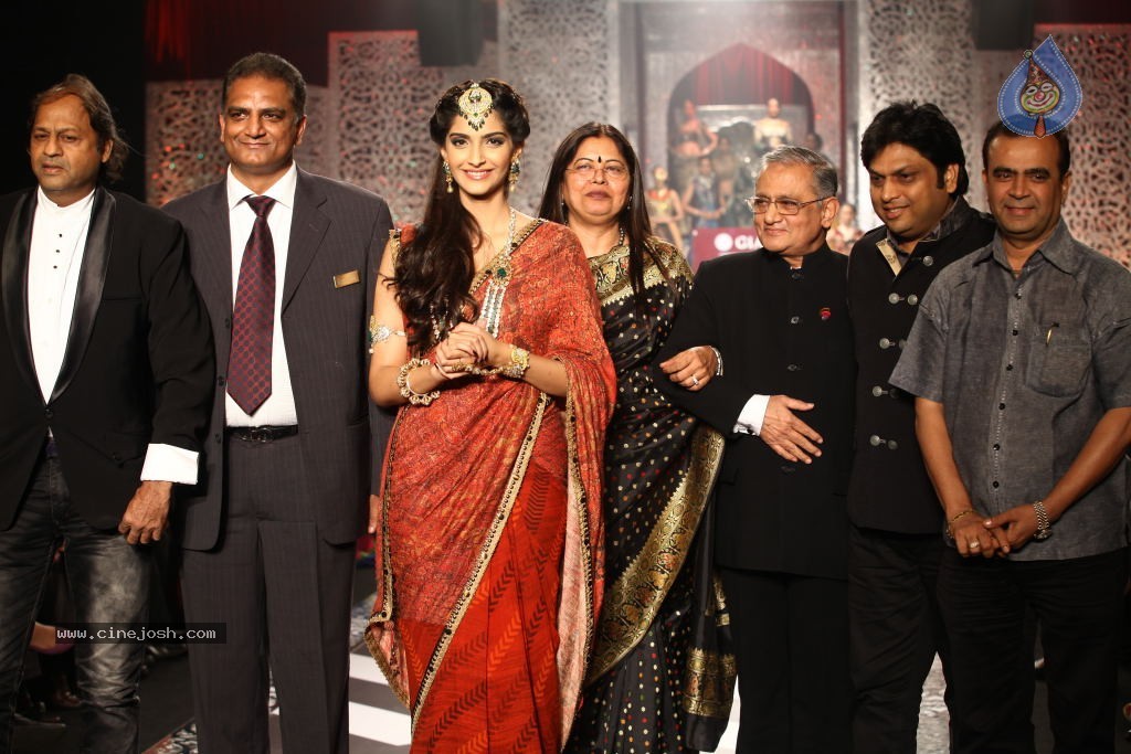 Celebs at IIJW 2013 Finale - 58 / 66 photos