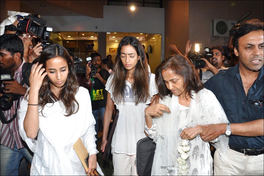 Celebs at Jiah Khan Condolence Meet - 37 / 80 photos
