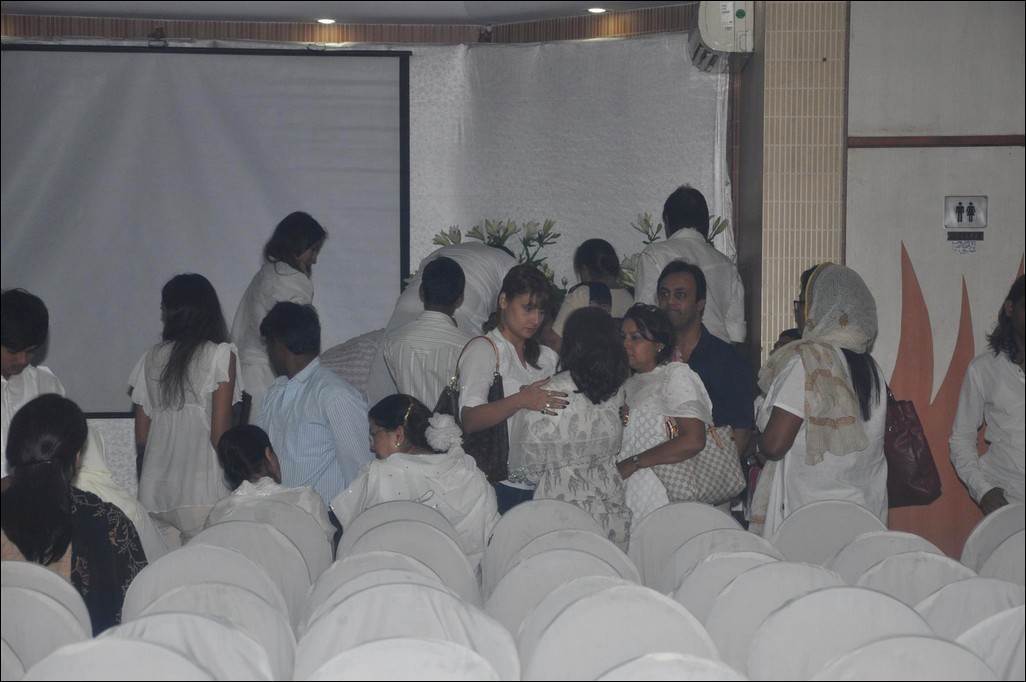 Celebs at Jiah Khan Condolence Meet - 38 / 80 photos