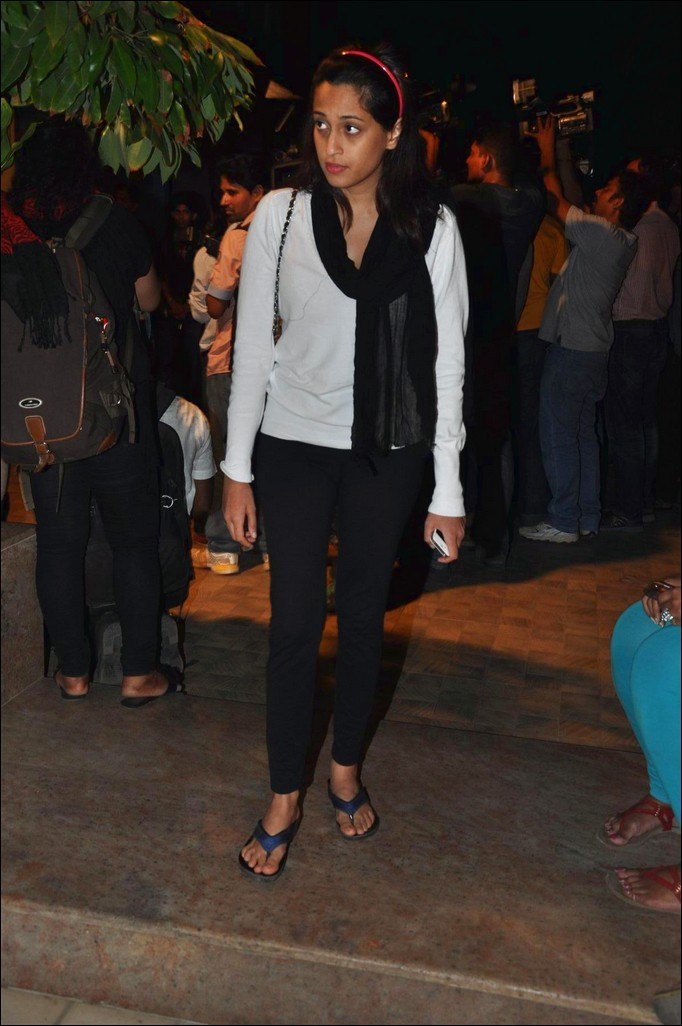 Celebs at Jiah Khan Condolence Meet - 41 / 80 photos