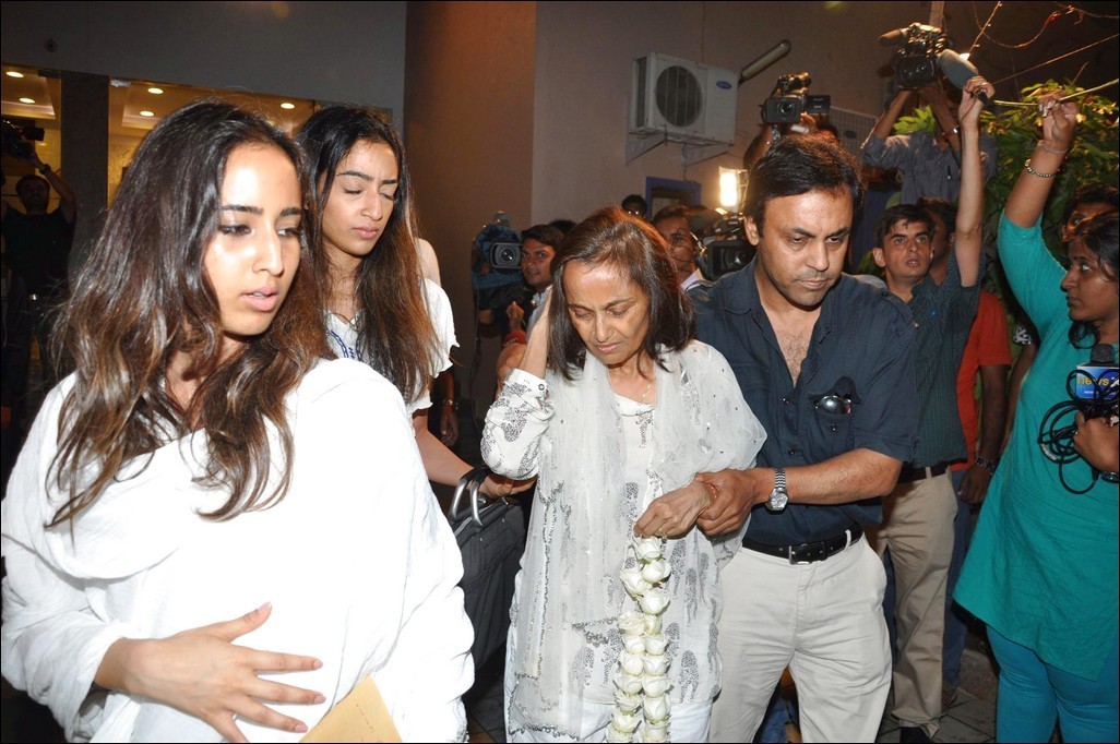 Celebs at Jiah Khan Condolence Meet - 44 / 80 photos