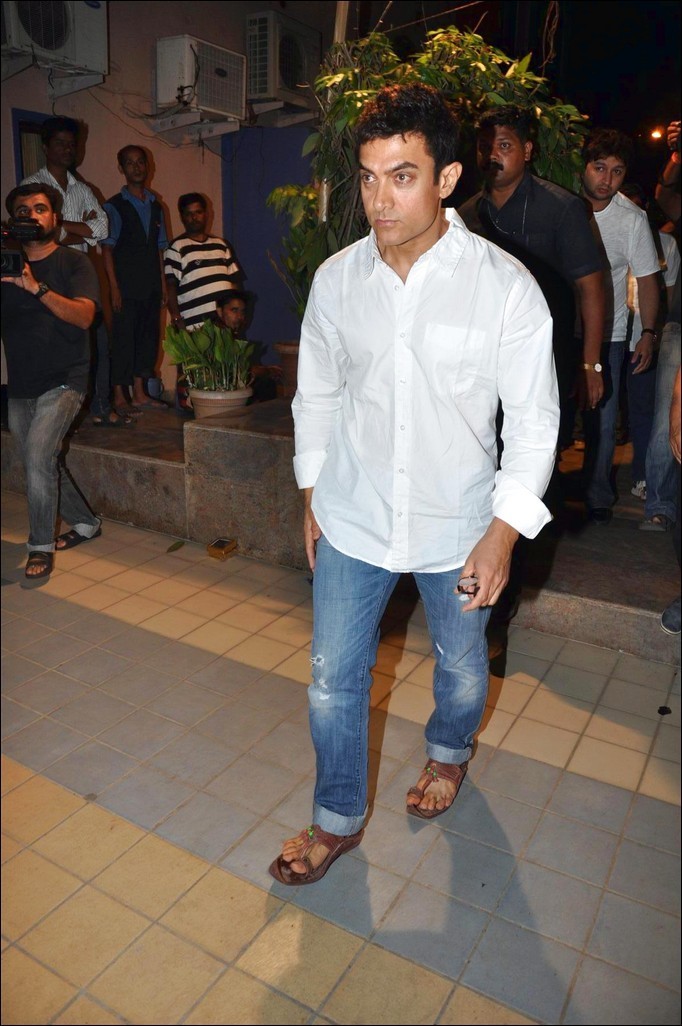 Celebs at Jiah Khan Condolence Meet - 58 / 80 photos