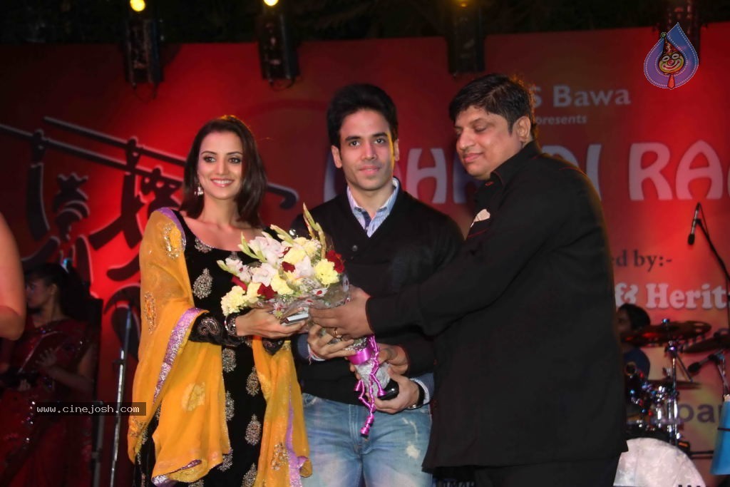 Celebs at Kiran Bawa Lohri Festival Event - 50 / 86 photos