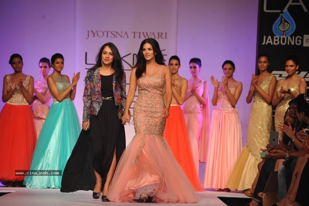 Celebs at LFW Summer Resort 2014 - 22 / 107 photos