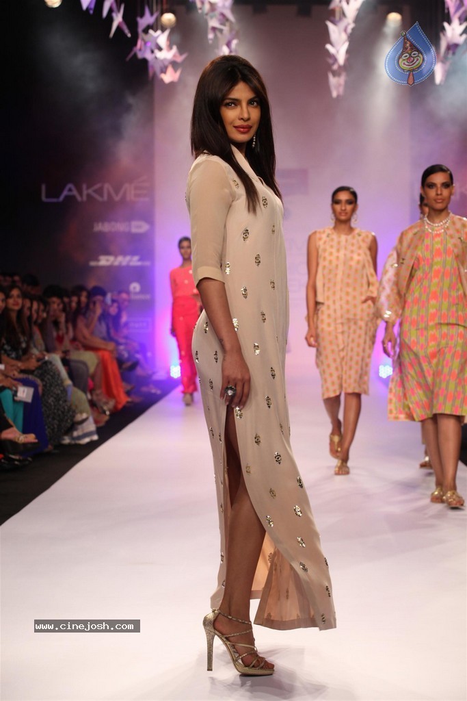 Celebs at LFW Summer Resort 2014 - 27 / 107 photos