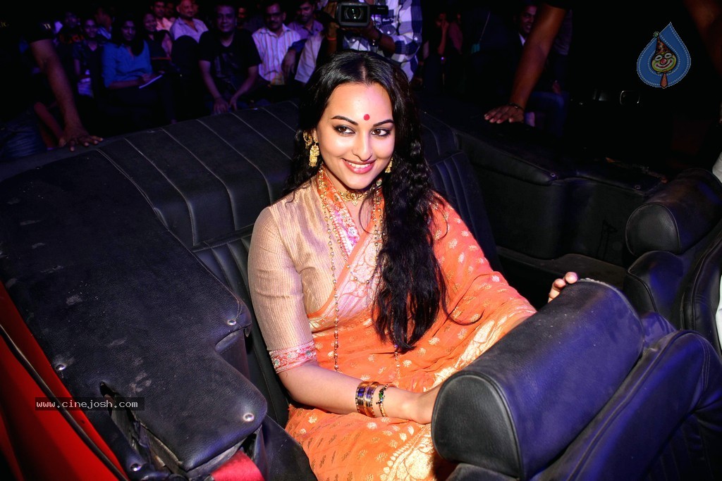 Celebs at Lootera Movie Launch - 22 / 32 photos