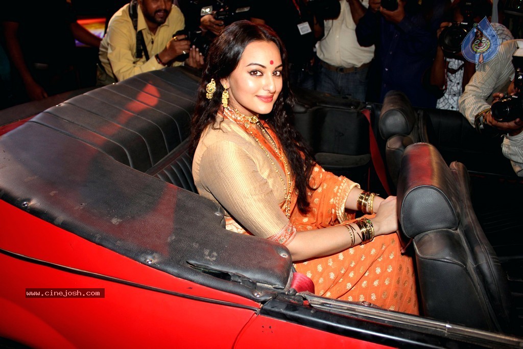 Celebs at Lootera Movie Launch - 25 / 32 photos